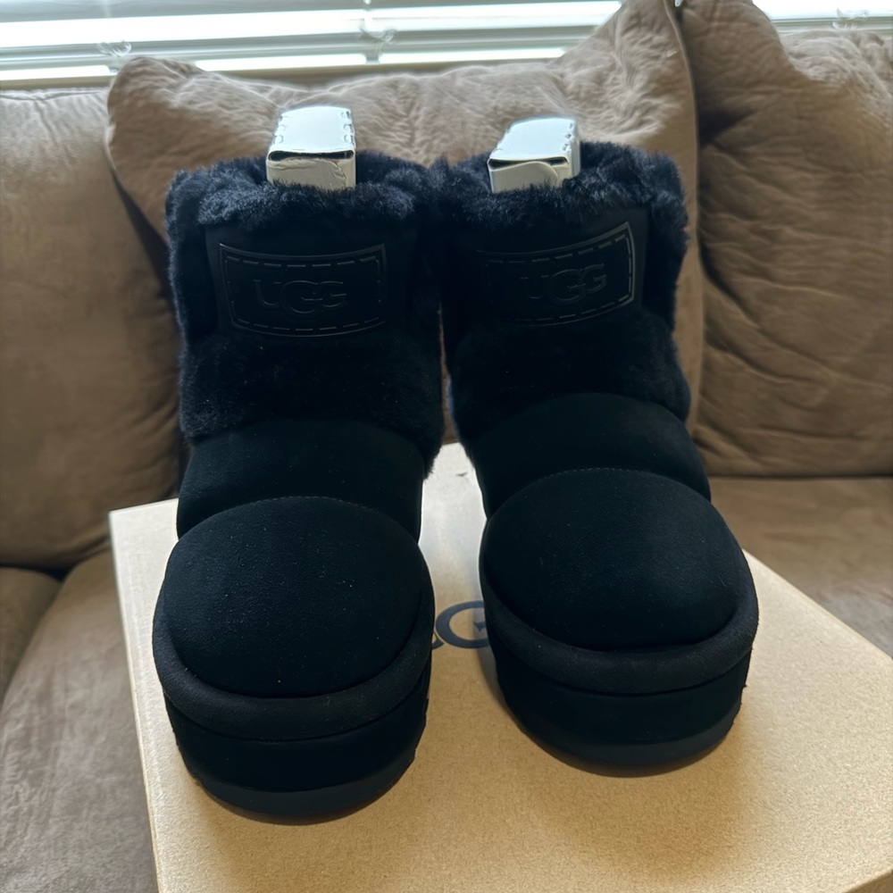 🛑 ✋ SOLD!!! No longer available 🛑 UGG Black Fur-Trimmed Classic Chillapeak Boots